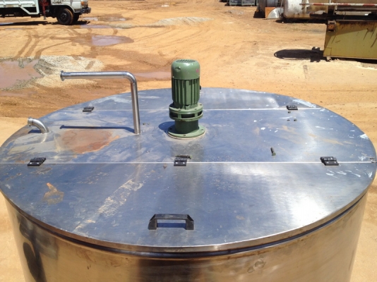 ขายถังน้ำสแตนเลสขนาด 2,700 ลิตรพร้อมใบกวน สภาพสวยมาก ราคาไม่ แพง