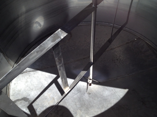 ขายถังน้ำสแตนเลสขนาด 2,700 ลิตรพร้อมใบกวน สภาพสวยมาก ราคาไม่ แพง