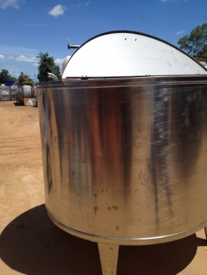 ขายถังน้ำสแตนเลสขนาด 2,700 ลิตรพร้อมใบกวน สภาพสวยมาก ราคาไม่ แพง