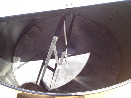 ขายถังน้ำสแตนเลสขนาด 2,700 ลิตรพร้อมใบกวน สภาพสวยมาก ราคาไม่ แพง