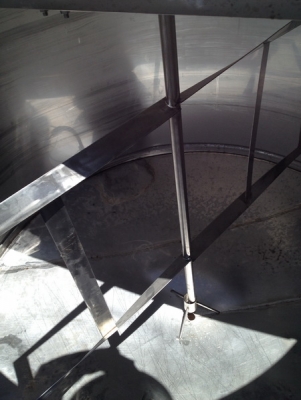 ขายถังน้ำสแตนเลสขนาด 2,700 ลิตรพร้อมใบกวน สภาพสวยมาก ราคาไม่ แพง