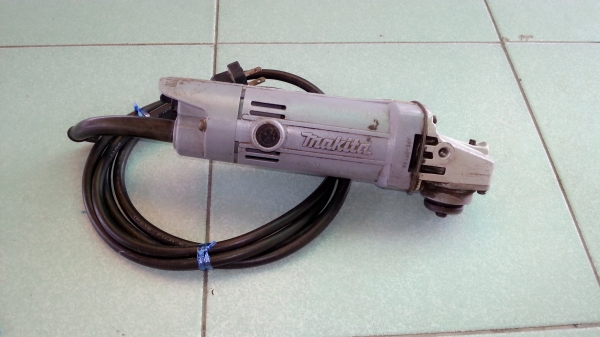 ขายลูกหมู(หินเจีย)ขนาดใส่ใบ4นิ้วยี่ห้อMAKITAรุ่น9500NBของแท้สภาพดี MADE IN JAPANครับ