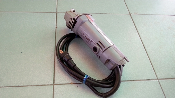 ขายลูกหมู(หินเจีย)ขนาดใส่ใบ4นิ้วยี่ห้อMAKITAรุ่น9500NBของแท้สภาพดี MADE IN JAPANครับ