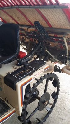 รถปลูกข้าวนั่งขับ YANMAR พร้อมกล่องหยอดปุ๋ยด้านหลัง เก่าญี่ปุ่น  สภาพสวย เครื่องยนต์ติดง่าย สภาพพร้อมใช้งาน