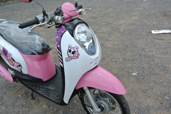Honda Scoopy i สีขาว-ชมพู พร้อมใช้ ราคาไม่แพง 26,500 บาท เท่านั้นครับ