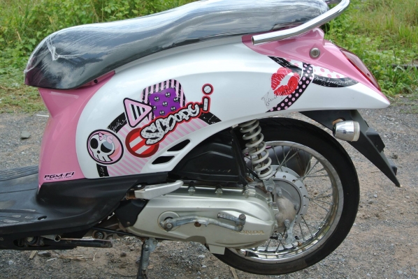 Honda Scoopy i สีขาว-ชมพู พร้อมใช้ ราคาไม่แพง 26,500 บาท เท่านั้นครับ