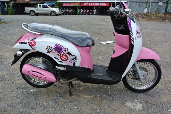 Honda Scoopy i สีขาว-ชมพู พร้อมใช้ ราคาไม่แพง 26,500 บาท เท่านั้นครับ