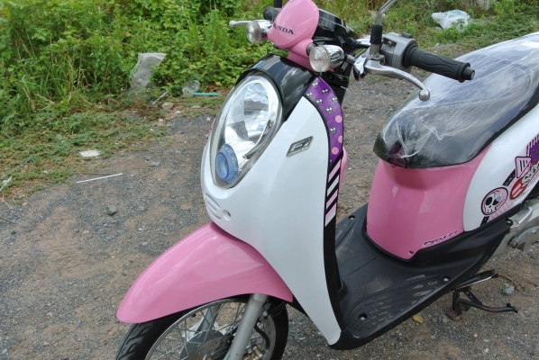 Honda Scoopy i สีขาว-ชมพู พร้อมใช้ ราคาไม่แพง 26,500 บาท เท่านั้นครับ