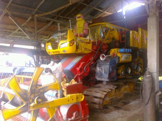 ***ขายแล้วครับขอบคุณ Truck2hand ขายแพ็คคู่ รถเกี่ยวอุ้ม+เทเลอร์หัวยาว// รถเกี่ยวแบบอุ้ม ศักดิ์พัฒนาฯ KM ปี51 อุ้มเลส2.5ตันปรับระดับ ตัวเดิน12HT เครื่อง HINO JO8C-ll เทอโบ 250แรง ปั้มได้เบอ23 โซ่D2 เครื่องแน่นๆ แรงดี ปั้มดีแรงดี ช่วงล่าง แน่น สภาพ70