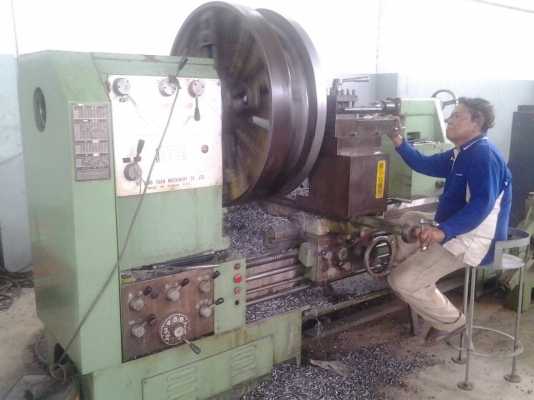 เครื่องกลึงใต้หวันเหวี่ยงได้1.5เมตร4เพลามีเบรคนิ้วมิลไม่เปลี่ยน10ฟุตติดต่อ0892224259