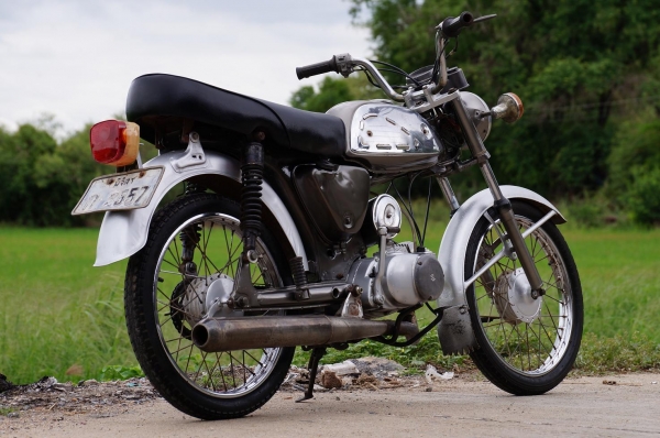 ขาย SUZUKI A 80 สภาพเดิม รถเก็บ สีใหม่แล้ว ทะเบียนพร้อมโอน เอกสารครบ ภาษี ขาดต่อเกิน 3 ปี แล้วครับ สภาพโดยรวมตามรูปครับ เครื่องติด ขับได้ปกติ ครับ