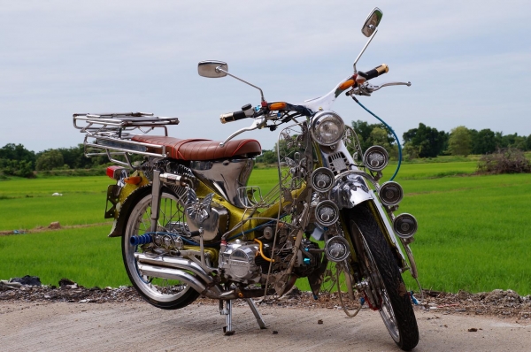 ขาย HONDA CM 90 แต่ง สวยสวย สภาพประกวด เครื่องดรีม ทู สตาทร์มือ เครื่องเงียบดีมาก ๆ รับประกันได้เลยครับ ระบบไฟ ติดครบ ทุกจุด อะไหล่แต่ง ชุบทั้งคัน สภาพแน่น ตามรูป เลยครับ รูปปัจจุบันนะครับ ( ย้ำว่ารูป ปัจจุบัน ) รถสวยมาก จริง ๆ เอกสารสำเนาหน้าเล่มเครื่อง