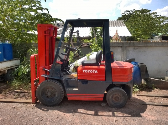รถยกโตโยต้ารุ่น 5 น้ำหนักยก 2.5 ตัน เสาสูง 4.5 เมตร เครื่องดีเซล เกียร์ธรรมดา