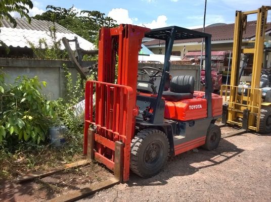 รถยกโตโยต้ารุ่น 5 น้ำหนักยก 2.5 ตัน เสาสูง 4.5 เมตร เครื่องดีเซล เกียร์ธรรมดา