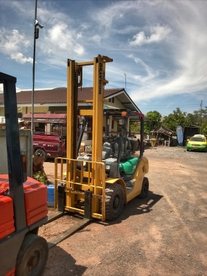 ขายด่วนๆ รถยกโคมัสสึรุ่น 16 น้ำหนักยก 2 ตัน เสาสูง 5 เมตร เครื่องเบนซินติดแก๊ส เกียร์ธรรมดา