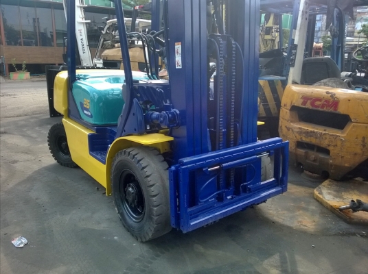 รถยกโคมัสสึรุ่น 14 น้ำหนักยก 2.5 ตัน เสาสูง 4.75 เมคร เข้าตู้ เครื่องดีเซล เกียร์ออโต้ แผงงาสไลด์