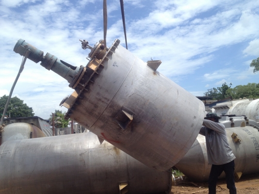 ขายถังสแตนเลส 2,000 ลิตร พร้อมใบกวน สภาพสวยใส ไร้ที่ติ