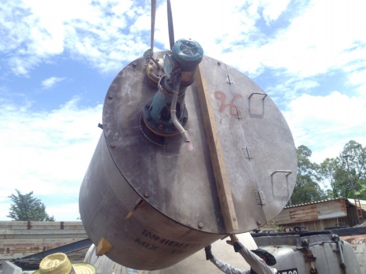 ขายถังสแตนเลสพร้อมใบกวน ขนาด 3,000 ลิตรพร้อมใช้ ราคาไม่แพง