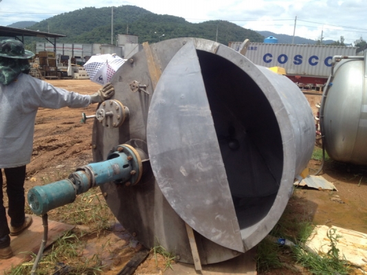 ขายถังสแตนเลสพร้อมใบกวน ขนาด 3,000 ลิตรพร้อมใช้ ราคาไม่แพง