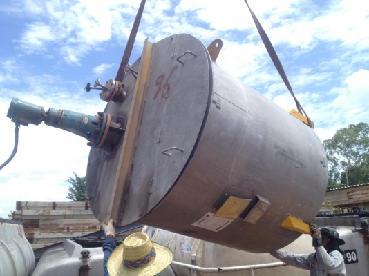 ขายถังสแตนเลสพร้อมใบกวน ขนาด 3,000 ลิตรพร้อมใช้ ราคาไม่แพง