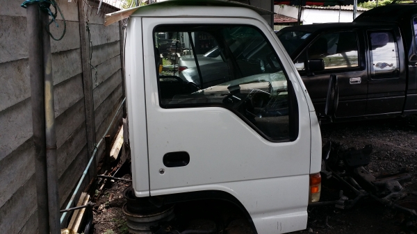 ขายหัวเก๋งNKRการ์ตูนหัวสูง24Vทำสีภายในภายนอกเสร็จแล้วหัวนอกแท้ยังไม่ได้ใช้ประตูซ้ายสไลค์