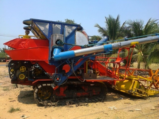 ขายรถเกี่ยวข้าว 2.5 ตัน เครื่อง 185 แรงช่วงล่างดีพร้อมใช้