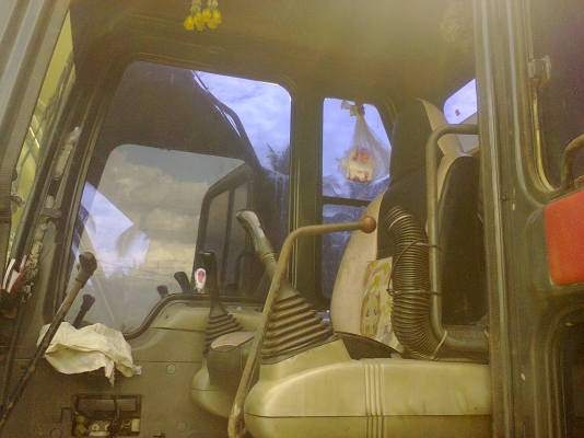 ขายแม็คโคร KOMATSU  PC200-6 ราคา 1,350,000 บาท นครศรีธรรมราช