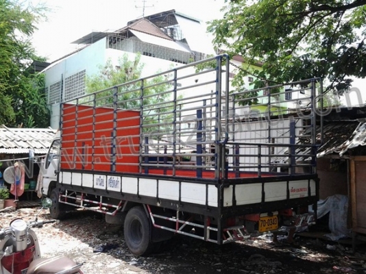 ISUZU รุ่น NQR กระบะคอกรั้วเหล็ก ความยาวกระบะ 5.50 เมตร