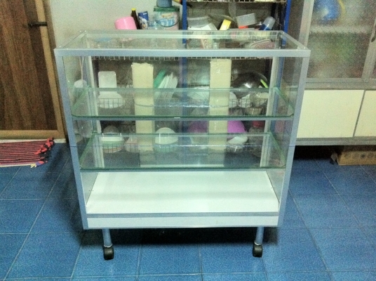 ขายตู้กระจกบานเลื่อน ขนาด 3 ฟุต มีล้อเลื่อน ของใหม่ ซื้อมา 2,400 บาท ขายกันแบบขาดทุนไปเลย 1,999 บาท  จะซื้อมาตั้งของโชว์ แต่ยาวเกินไป เข้าช่องที่จะวางไม่ได้ ร้านที่ซื้อมาไม่รับเปลี่ยน-คืน ซื้อมาจากร้านยังไงอยู่อย่างนั้น ยังไม่ได้แกะเชือกออกเลยตามรูป สนใจต