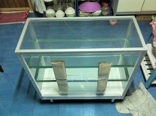 ขายตู้กระจกบานเลื่อน ขนาด 3 ฟุต มีล้อเลื่อน ของใหม่ ซื้อมา 2,400 บาท ขายกันแบบขาดทุนไปเลย 1,999 บาท  จะซื้อมาตั้งของโชว์ แต่ยาวเกินไป เข้าช่องที่จะวางไม่ได้ ร้านที่ซื้อมาไม่รับเปลี่ยน-คืน ซื้อมาจากร้านยังไงอยู่อย่างนั้น ยังไม่ได้แกะเชือกออกเลยตามรูป สนใจต