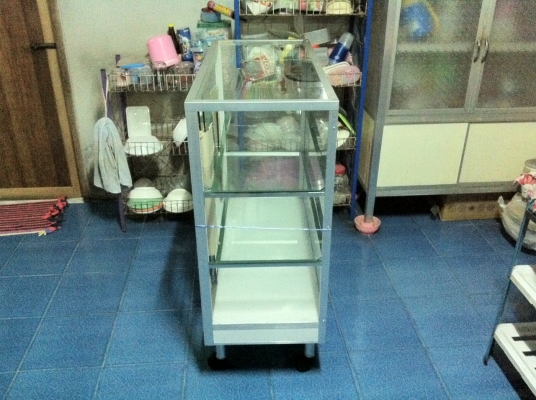 ขายตู้กระจกบานเลื่อน ขนาด 3 ฟุต มีล้อเลื่อน ของใหม่ ซื้อมา 2,400 บาท ขายกันแบบขาดทุนไปเลย 1,999 บาท  จะซื้อมาตั้งของโชว์ แต่ยาวเกินไป เข้าช่องที่จะวางไม่ได้ ร้านที่ซื้อมาไม่รับเปลี่ยน-คืน ซื้อมาจากร้านยังไงอยู่อย่างนั้น ยังไม่ได้แกะเชือกออกเลยตามรูป สนใจต