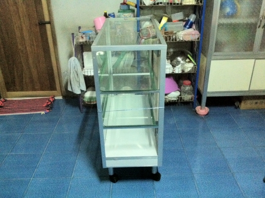 ขายตู้กระจกบานเลื่อน ขนาด 3 ฟุต มีล้อเลื่อน ของใหม่ ซื้อมา 2,400 บาท ขายกันแบบขาดทุนไปเลย 1,999 บาท  จะซื้อมาตั้งของโชว์ แต่ยาวเกินไป เข้าช่องที่จะวางไม่ได้ ร้านที่ซื้อมาไม่รับเปลี่ยน-คืน ซื้อมาจากร้านยังไงอยู่อย่างนั้น ยังไม่ได้แกะเชือกออกเลยตามรูป สนใจต