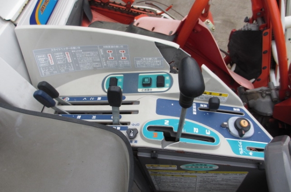 KUBOTA SR J5 รถเกี่ยวข้าว เก่านอก KUBOTA SR J5 รถเกี่ยวข้าว เก่านอก