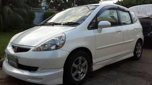 2004 HONDA, JAZZ 1.5 E โฉม JAZZ แรก สีขาว ขายด่วน!!!
