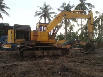 ขายรถแบคโฮ Komatsu pc200-2 ตามสภาพ พร้อมใช้งาน ไม่มีประตู