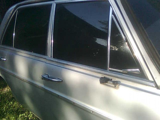 ประตูเบนซ์ เหลือแต่ประตูหลังนะครับ