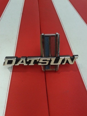 โลโก้หน้ากระจังหน้าเเว่นดัทสัน 620ของเเท้ให้เก่าเก็บของเเท้