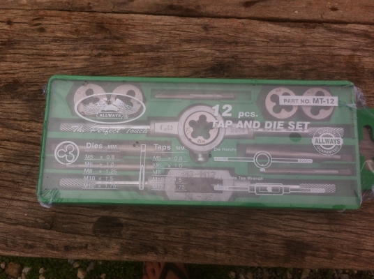 ชุดเครื่องมือต๊าปเกลี่ยวและดายเกลี่ยว ยี่ห้อ ALLWAYS  มีดอกต็าป 5 ดอก และดอกดาย 5 ดอก  พร้อมด้าม