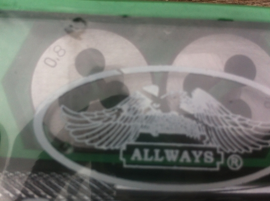 ชุดเครื่องมือต๊าปเกลี่ยวและดายเกลี่ยว ยี่ห้อ ALLWAYS  มีดอกต็าป 5 ดอก และดอกดาย 5 ดอก  พร้อมด้าม