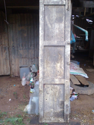 บานประตูไม้สักเก่าสภาพสวยๆครับไม้สัดรุ่นเก่าไม่มีผุครับไม้หนา 1.5  นิ้ว  กว้าง 50 ซ.ม. สูง  ประมาณ 2 เมตร หนักแน่น  นำไปดัดแปลงทำเก้านั่งหรือบานประตูได้ครับราคานี้