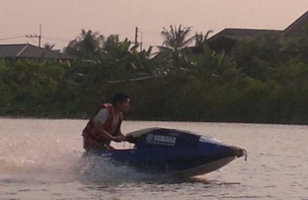 ขายเรือยืนyamaha superjet(sn)701ccคาร์บูคู่ bigreed ท่อprotecคอใหญ่ตรงรุ่นคาบูคู่ เครื่องดำจากเรือจมูก เครื่องสมบูรณ์กดเป็นติด  แฮนด์อลูมิเนียม umi วอเทอร์บ็อกจมูกแท้ ท่อออกหลังจมูกแท้(2.5นิ้ว)