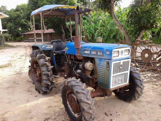 ขายรถไถแชมป์304slxตัวพิเศษ4*4 โฟวินสภาพเกือบร้อยเปอร์เซ็น