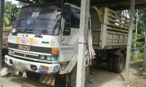 รถอีซูซุ  6 ล้อดั้ม FTR 165 แรงม้า. ปี 36   สนใจติดต่อ 081 - 6079515