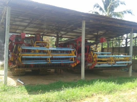 ขายรถเกี่ยวข้าวยกคู่ ศักดิ์พัฒนา ตัว1 ตัวเดิน12 ปั๊มไดกิ้น13 เครื่องอีซูซุ6HH1 โบ อุ้ม2.5ตัน ตัว2ตัวเดิน10โม่โรงงานปั๊ม23อุ้ม สภาพพร้อมใช้งาน เครื่องอีซูซุ6HH1