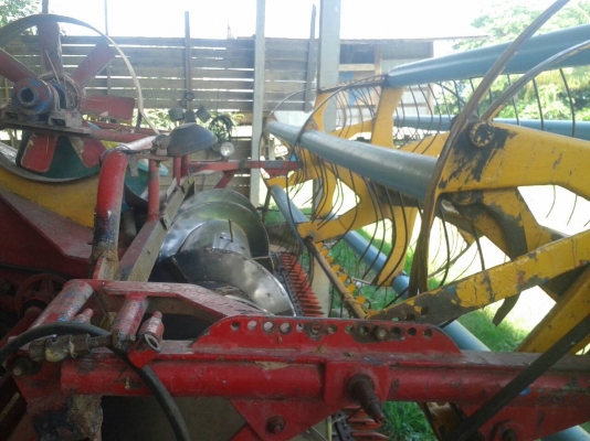 ขายรถเกี่ยวข้าวยกคู่ ศักดิ์พัฒนา ตัว1 ตัวเดิน12 ปั๊มไดกิ้น13 เครื่องอีซูซุ6HH1 โบ อุ้ม2.5ตัน ตัว2ตัวเดิน10โม่โรงงานปั๊ม23อุ้ม สภาพพร้อมใช้งาน เครื่องอีซูซุ6HH1