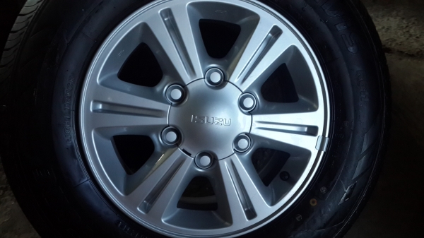 D-maxขอบ15 ยาง215 70 15 ยางปี14 มีตุ่มมีีเส้นสี ป้ายแดงครับ