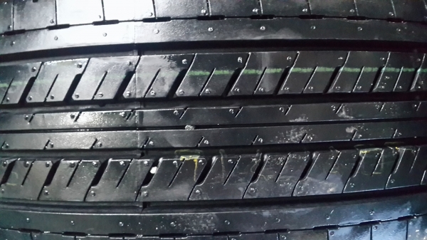 D-maxขอบ15 ยาง215 70 15 ยางปี14 มีตุ่มมีีเส้นสี ป้ายแดงครับ