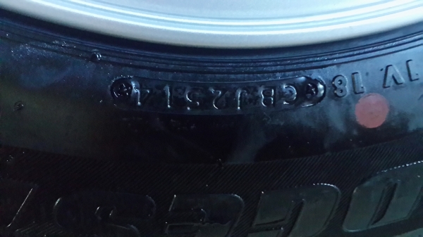 D-maxขอบ15 ยาง215 70 15 ยางปี14 มีตุ่มมีีเส้นสี ป้ายแดงครับ