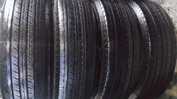 ขอบ16"ครับ 215 70 16 ยางปี14 มีตุ่มมีเส้นสี