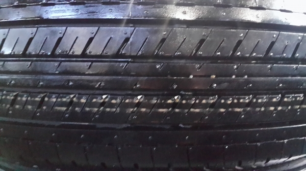 ขอบ16"ครับ 215 70 16 ยางปี14 มีตุ่มมีเส้นสี